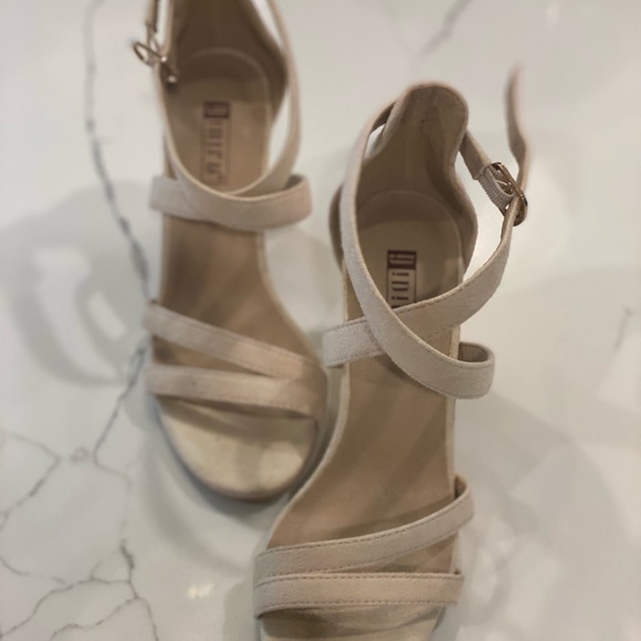 Beige suede heels - Picture 2 of 3